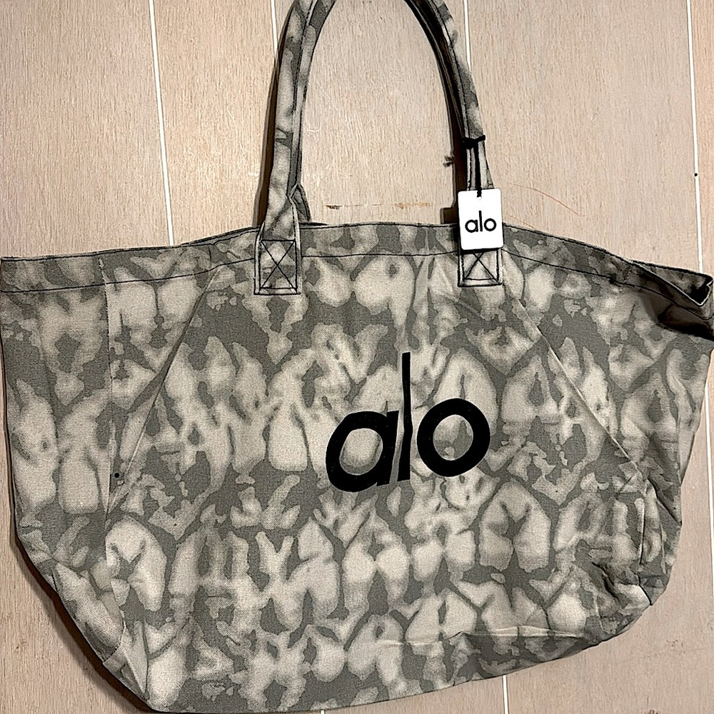 Tote from the Alo Nueva brand in gray with cream and the logo in dark, beautiful